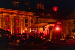 Unsere Roseninsel taucht seine Roseninsel immer wieder im Meer des Alltäglichen auf und schafft darin einen beflügelnden Ort, wie hier im Schloss Pillnitz.
