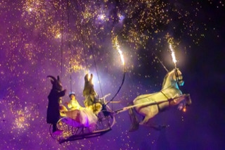 Semperoper Opernball fliegender Pferdeschlitten Prinzessin Steinbock Hase Pferd Feuerwerk