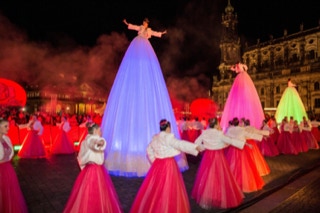 Semperopernball Theaterplatz Debütentinnen Riesenpuppen Leuchtkleider Tänzerinnen 