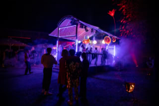 Die Roseninsel ist eine rollende Bühne mit eigener Technik, ein verzaubernder, mobiler Veranstaltungsort mit Bar, Tanzfläche und ausfahrbarem Dach – flexibel einsetzbar und voll ausgestattet.