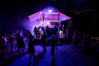 Die Roseninsel ist eine rollende Bühne mit eigener Technik, ein verzaubernder, mobiler Veranstaltungsort mit Bar, Tanzfläche und ausfahrbarem Dach – flexibel einsetzbar und voll ausgestattet.